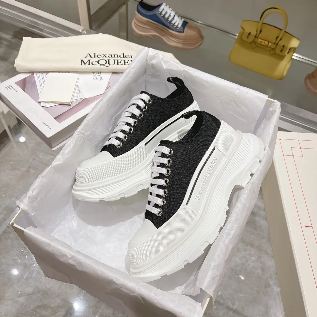 👟👟Ex-factory price 480👟👟 Hot item. Official website new colors factory direct sales! The latest version of Alexander McQueen's men's and women's couple's model is a hit👑Purchasing agent version. Original version 1:1. Fabric: original imported waterproof canvas. Lining: imported water chestnut sheepskin, strong, stain-resistant and breathable. Insole: Imported silk lining Outsole: T👟👟Ex-factory price U several layers of original combination sole (not an ordinary sole on the market) Packaging: Comes with original shoe box, cloth bag, certificate card Code number: 34-45